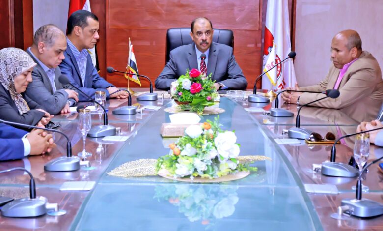 محافظ سوهاج يعقد اجتماعًا لمتابعة استمرار تطبيق الإجراءات الرقابية وانتظام سير امتحانات الثانوية العامة