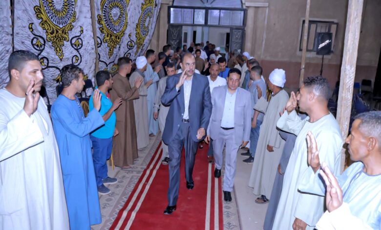 محافظ سوهاج يؤدي واجب العزاء لأسرة المحاسب "عامر عوض "