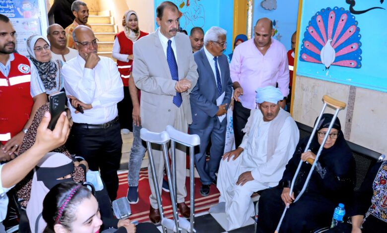 محافظ سوهاج يتفقد قافلة تركيب الأطراف الصناعية بمستشفى الهلال الأحمر بالحويتي