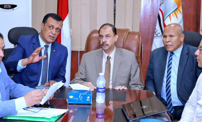 محافظ سوهاج يتفقد غرفة العمليات الرئيسية بمديرية التربية والتعليم