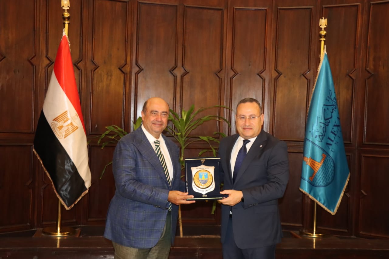 رئيس جامعة الإسكندرية يناقش مع وفد مصرى إيطالى مشترك سبل التعاون 