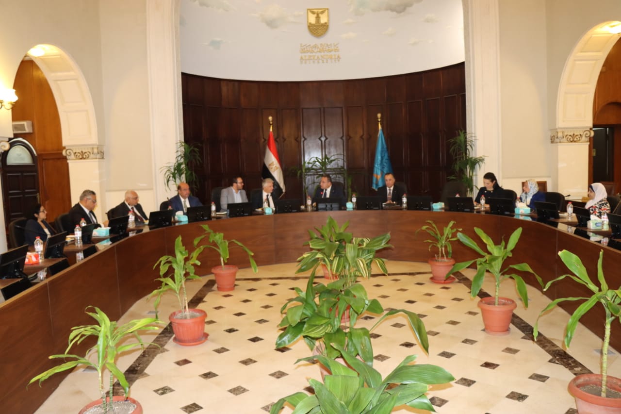 رئيس جامعة الإسكندرية يناقش مع وفد مصرى إيطالى مشترك سبل التعاون 