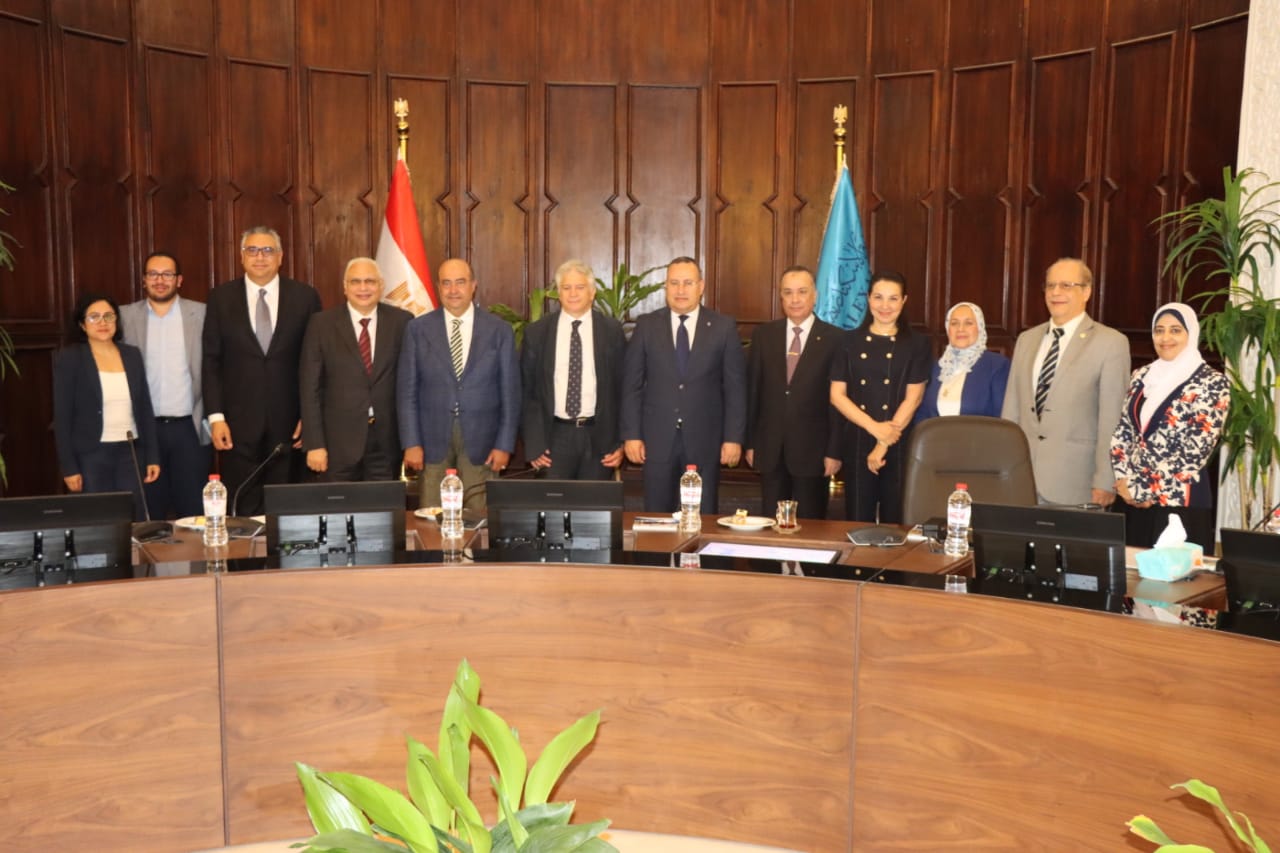 رئيس جامعة الإسكندرية يناقش مع وفد مصرى إيطالى مشترك سبل التعاون 