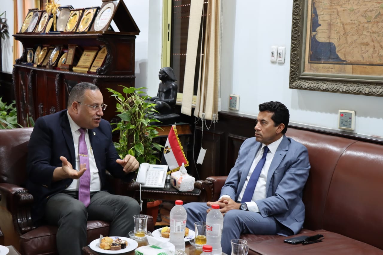 رئيس جامعة الاسكندرية يستقبل وزير الشباب والرياضة بمقر الجامعة