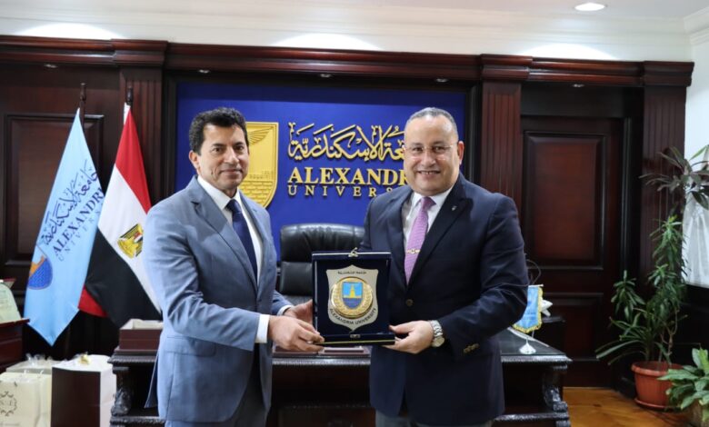 رئيس جامعة الاسكندرية يستقبل وزير الشباب والرياضة بمقر الجامعة