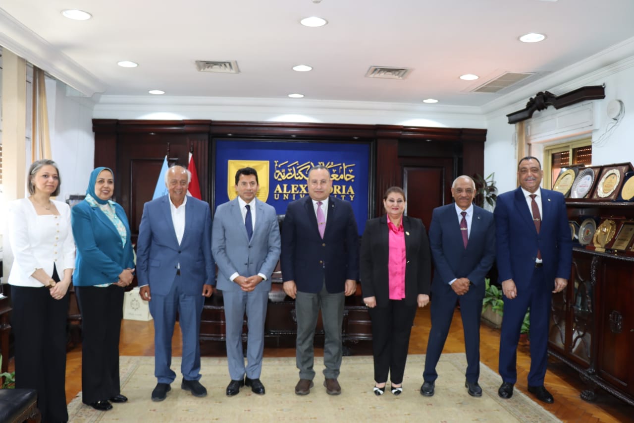 رئيس جامعة الاسكندرية يستقبل وزير الشباب والرياضة بمقر الجامعة (1)