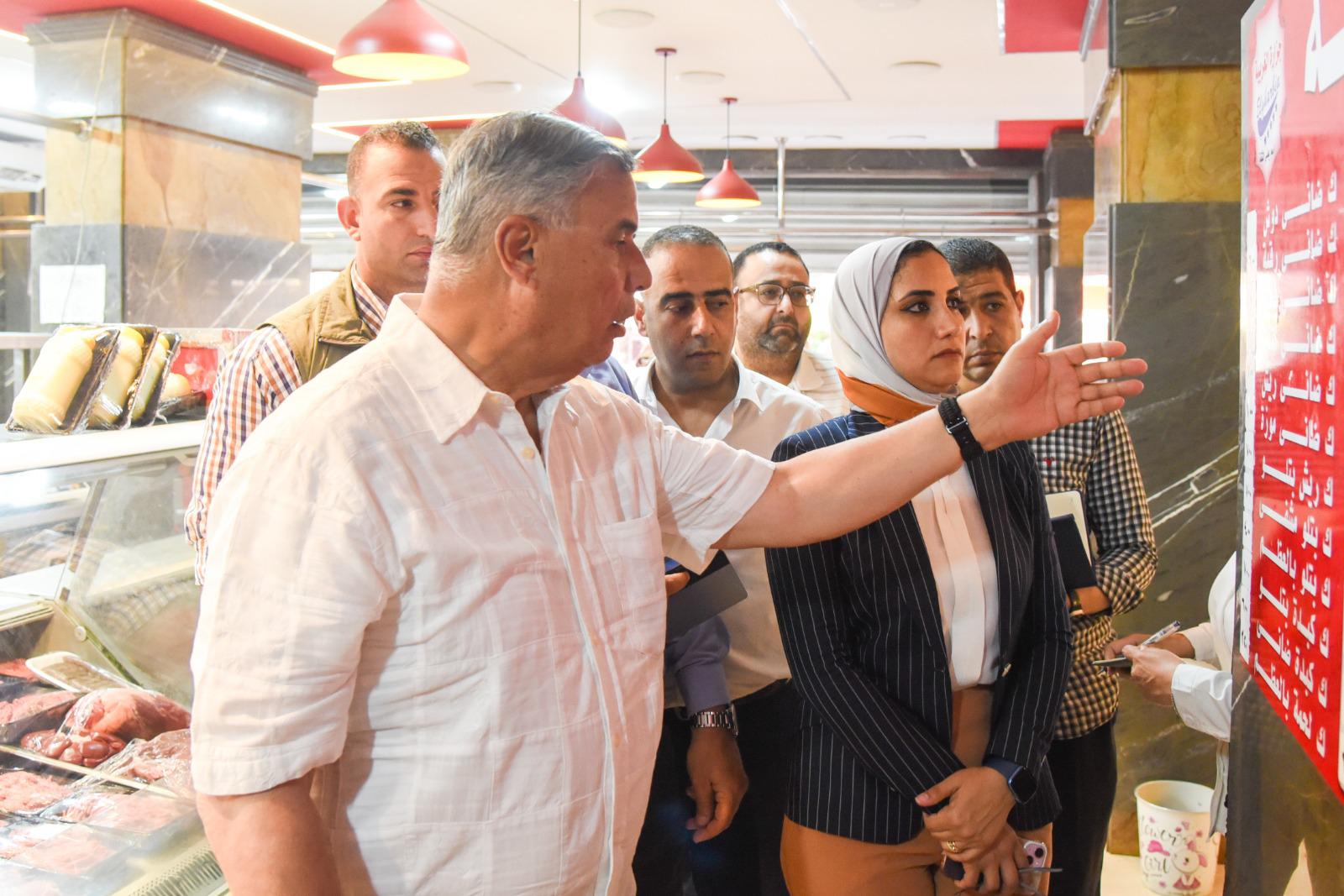 محافظ الإسكندرية يتفقد شارع أطلس ويوجه بإغلاق منشآت غير مرخصة 
