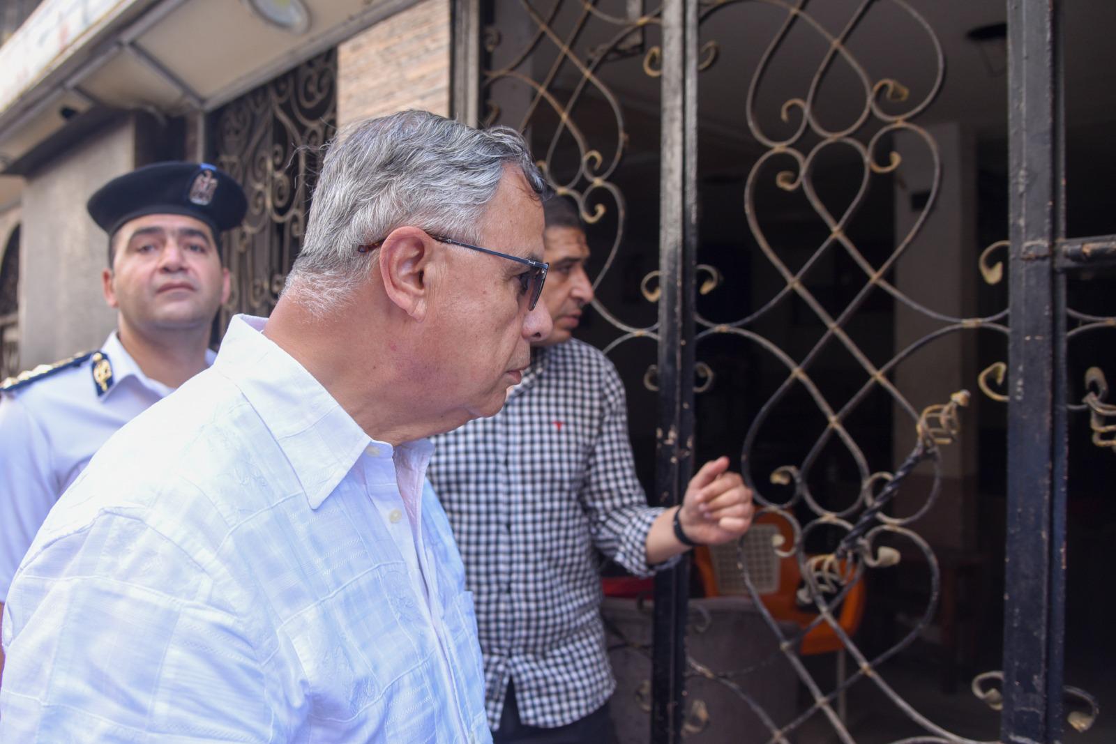 محافظ الإسكندرية يتفقد شارع أطلس ويوجه بإغلاق منشآت غير مرخصة 
