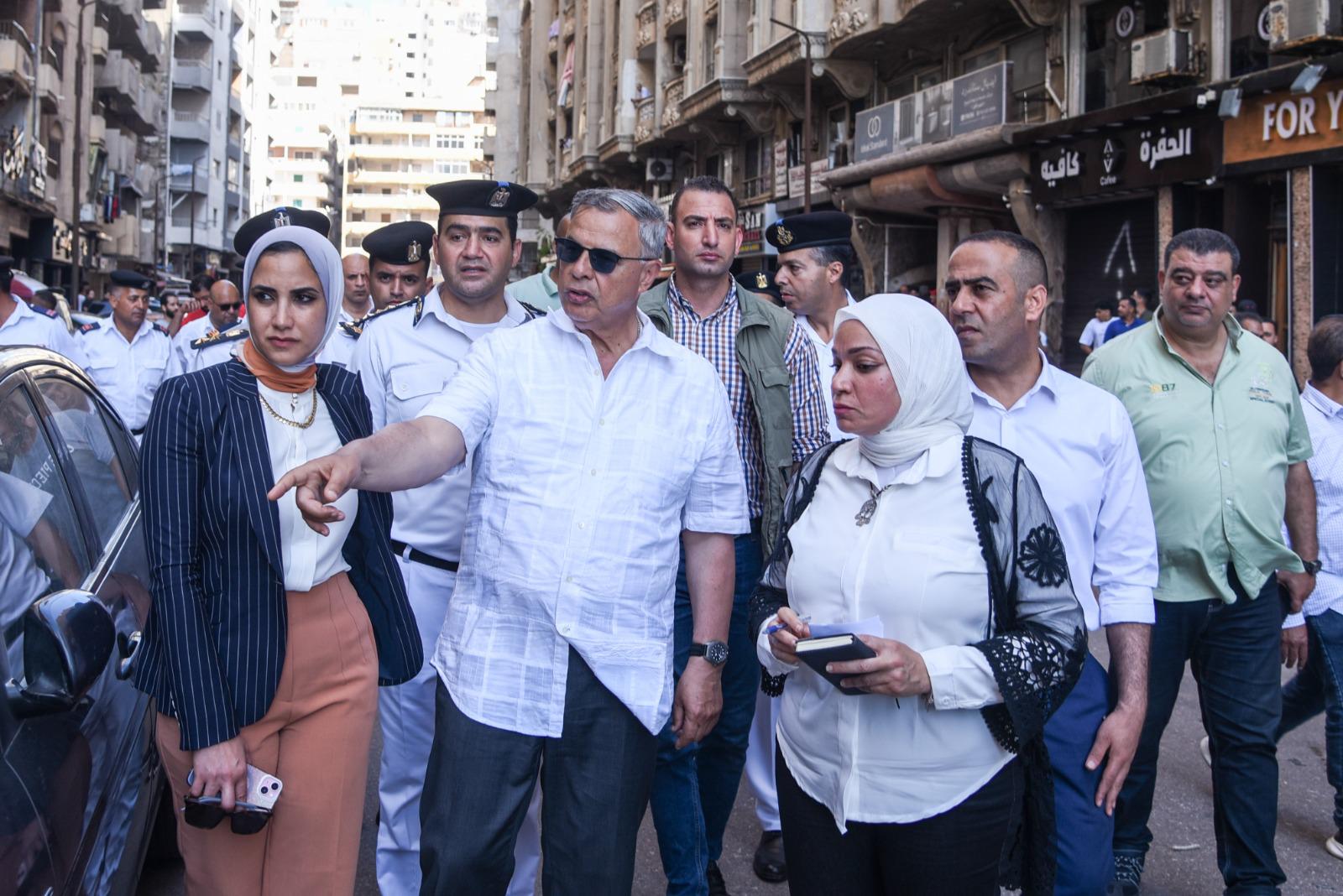 محافظ الإسكندرية يتفقد شارع أطلس ويوجه بإغلاق منشآت غير مرخصة 