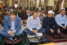 محافظ سوهاج يؤدي صلاة الجمعة بمسجد العارف بالله