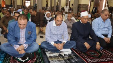 محافظ سوهاج يؤدي صلاة الجمعة بمسجد العارف بالله