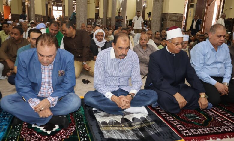 محافظ سوهاج يؤدي صلاة الجمعة بمسجد العارف بالله