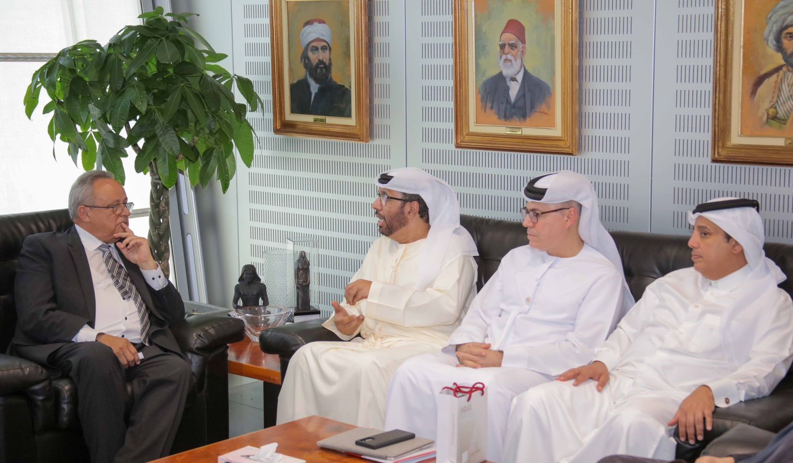 مدير مكتبة الإسكندرية يستقبل وفد جمعية الامارات للمكتبات والمعلومات