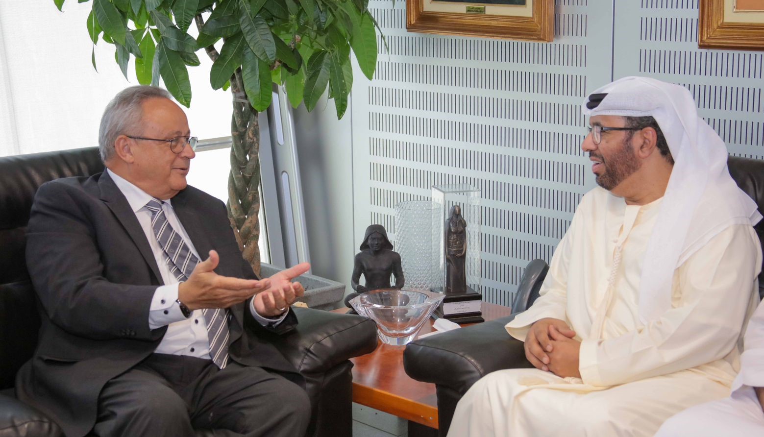 مدير مكتبة الإسكندرية يستقبل وفد جمعية الامارات للمكتبات والمعلومات