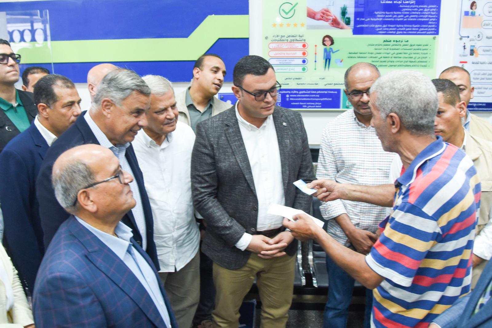 وزير الإسكان ومحافظ الإسكندرية يتابعان سير العمل بمنظومتي مياه الشرب والصرف الصحي