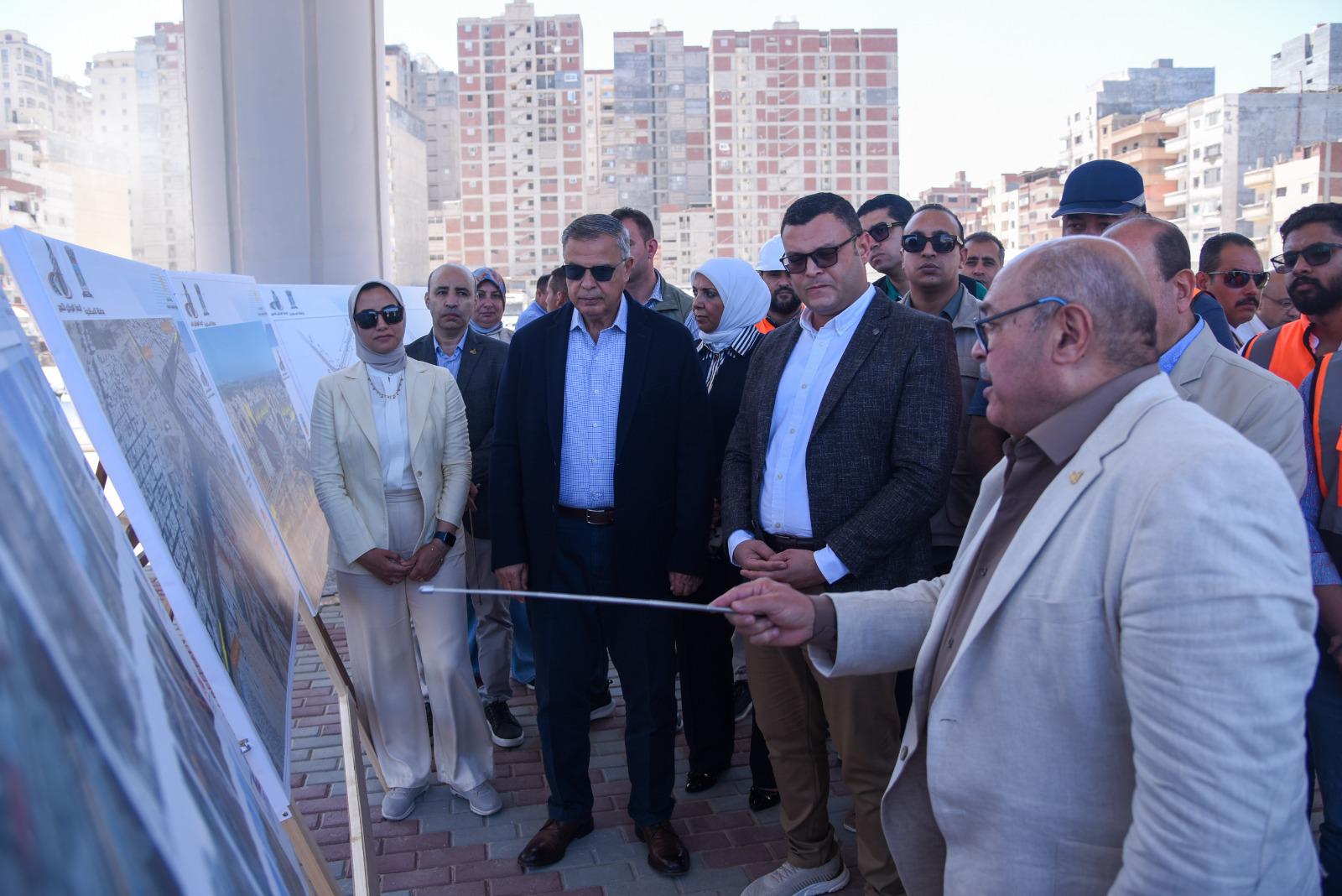 وزير الإسكان ومحافظ الإسكندرية يتفقدان مشروع إنشاء كوبرى 45 محور السادات