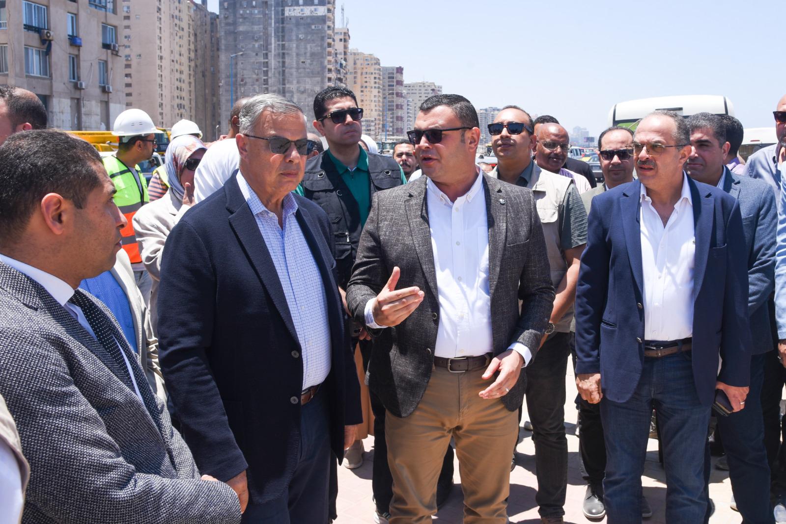 وزير الإسكان ومحافظ الإسكندرية يتفقدان مشروع توسعة وتطوير كورنيش الإسكندرية