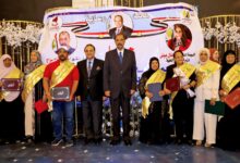 محافظ سوهاج يكرم 15 من الفائزين في مسابقة "الأم المثالية" و " الأب المثالي "على مستوى ديوان عام المحافظة والوحدات المحلية