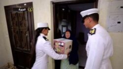 الداخلية توزع مساعدات على قاطني المناطق الأولى احتفالآ بثورة 30 يونيو
