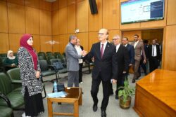 رئيس جامعة أسيوط يشيد بمشروعات تخرج BIS المتميزة .