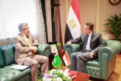 وزير الصحة وسفير باكستان لدى مصر يبحثان تعزيز التعاون الثنائي بين البلدين