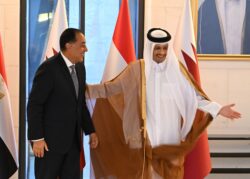 رئيس الوزراء يبحث مع نظيره القطري دعم الاستثمارات المشتركة. 