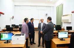 رئيس جامعة أسيوط يتفقد معلمي التنسيق الإلكتروني بكلية الآداب .