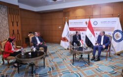 وزير البترول يستعرض مع ثاني أكبر منتج للذهب في العالم  