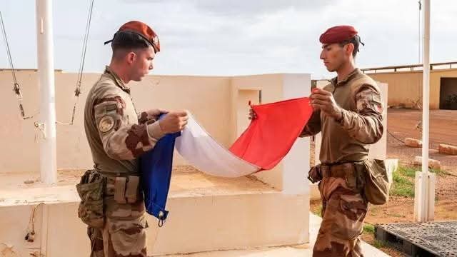فرنسا تسلم آخر قاعدة عسكرية في السنغال بعد عقود من الوجود العسكري
