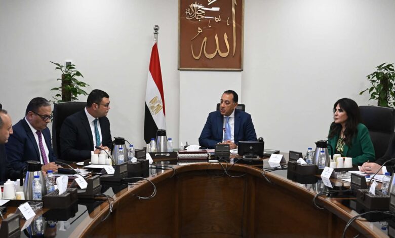 رئيس مجلس الوزراء يتابع موقف تقنين الأراضي المضافة لعدد من المدن الجديدة. 