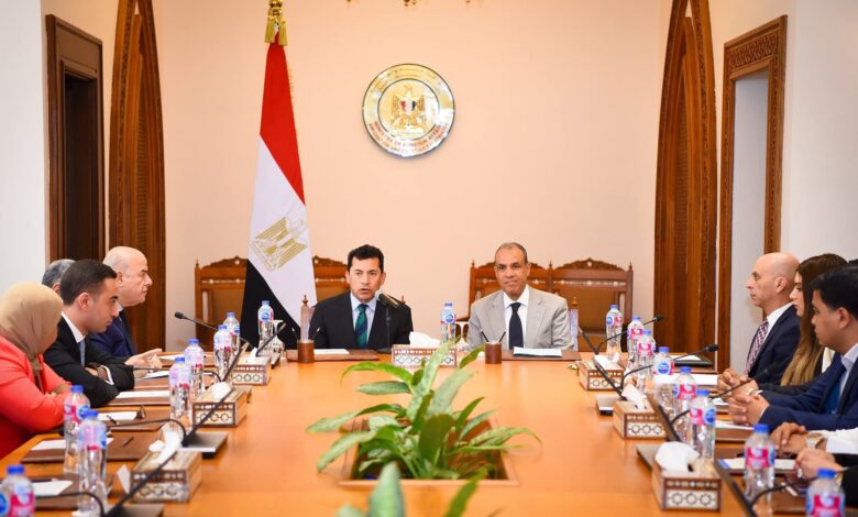 وزير الخارجية والهجرة يستقبل وزير الشباب والرياضة