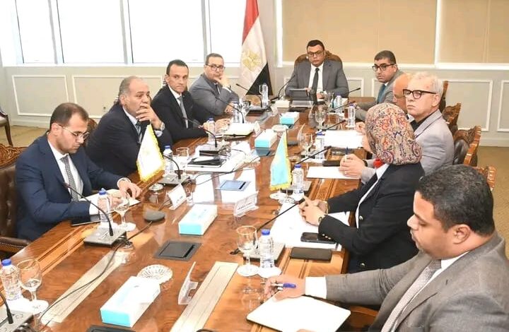 الإسكان يتابع سير العمل بالمشروعات التنموية الجاري تنفيذها بالسويس