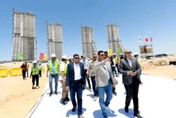 الإسكان يتفقد موقف تنفيذ أبراج الداون تاون وبحيرات العلمين