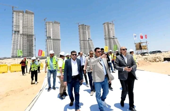 الإسكان يتفقد موقف تنفيذ أبراج الداون تاون وبحيرات العلمين