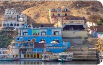 "أنا نوبية.. وهذا يكفيني فخرًا" "أنا نوبية.. من أرض الحضارة والموسيقى التي تنبض بالحياة" "النوبة.. أرض الذهب والفن الذي لا يموت" في اليوم العالمي للنوبة، لا يسعني إلا أن أكتب بفخر وانتماء.. فأنا نوبية، أنتمي لأرض الشمس. ولشعب له جذور ضاربة في عمق الحضارة وتاريخ لا يُمحى من ذاكرة الزمن. النوبة.. ليست مجرد مكان على الخريطة، بل روح وهوية. هي جنوب مصر لكنها في القلب دائمًا. هي الأرض التي أنجبت ملوكًا وحكمت مصر يومًا من معابدها. "لم تكن النوبة يومًا حضارة بلا صوت، بل كانت وما زالت تتكلم بلغات خاصة بها، كُتبت المروية على جدران المعابد، وتوارثنا الفاديكا والكنزية على ألسنة الأجيال، شاهدة على عمق التاريخ وثراء الهُوية." اللغة النوبية التي ما زلنا نتحدثها رغم كل الظروف، هي دليل على حضارة قاومت الذوبان وتمسكت بكيانها. والمرأة النوبية.. سيدة قوية، راقية، رمز للعطاء والحكمة، تحمل البيت وتورث القيم. ولو تحدثنا عن الفن النوبي.. نغم من قلب التاريخ لم تكن النوبة يومًا صامتة بل كانت دائمًا تغني. الفن النوبي هو مرآة الروح النوبية، فيه الأصالة وفيه الفرحه وفيه الحنين. أغانينا النوبية لا تشبه سواها، فهي خليط من دقات الطبول العتيقة وأصوات الأجداد واللغة التي تحكي حكايات الأرض والنيل والهوى. نغني في الأفراح.. في الاعياد... في العودة من الغربة..فى كل المناسبات نغني للحب وللأرض وللأم وللطفل، ولا تزال أسماء مثل علي كوبان ومحمد منير وأحمد منيب وكرم مراد وخضر العطار ....وغيرهم كثير من المطربين النوبية تنير سماء الفن المصري بأصوات نوبية خالصة. الإيقاعات النوبية تمتاز بالبساطة والدفء، وتدعو القلب للرقص، والروح للفرح، حتى لو كانت الكلمات لا تُفهم عند غير النوبيين.. فإن الإحساس يصل. في النوبة، الفن حياة، والأغنية هُوية، والموسيقى لغة لا تموت. النوبة ليست فقط مباني غمرها السد، بل وطن يسكن القلوب لا يغيب مهما غبنا عنه. ومهما تفرقنا تظل الذاكرة النوبية حية، في الملامح، في العادات، في الأغاني، في الزينة، في النخيل، وفي تفاصيل الحياة. أنا نوبية.. وهذا يكفيني فخرًا، أن أكون ابنة حضارة لا تموت، وشاهدة على تراث نقي لم يلوثه الزمان. "النوبة ليست لهجة، ولا قبيلة، النوبة روح.. والروح لا تُقسم."