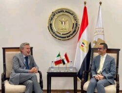 الاستثمار والتجارة الخارجية يلتقى سفير دولة إيطاليا بالقاهرة 

متابعة/فاتن الصعيدي 

استقبل المهندس حسن الخطيب وزير الاستثمار والتجارة الخارجية، السفير ميكيلي كواروني سفير دولة إيطاليا بالقاهرة حيث بحث اللقاء سبل تعزيز التعاون الاقتصادي المشترك وزيادة الاستثمارات الإيطالية في مصر في ضوء العلاقات الاستراتيجية المتميزة بين البلدين  

وأكد الوزير أن وزارة الاستثمار والتجارة الخارجية تولي اهتماما كبيرا بتوفير مناخ استثماري جاذب وتقديم  التيسيرات للمستثمرين الايطاليين  وتنفيذ خطة عمل متكاملة لفتح مجالات جديدة للاستثمارات الايطالية وذلك من خلال التواصل مع مجتمع الاعمال الايطالى لعرض فرص التعاون المشترك وتسهيل إجراءات الاستثمار وتقديم كافة سبل الدعم اللازم للمستثمرين الايطاليين خاصة في ضوء ما تشهده الفترة الحالية من توفير دعم غير مسبوق للقطاع الخاص وتشجيع الشركات الأجنبية لضخ مزيد من الاستثمارات في السوق المصري

وأشار الوزير إلى قيام الدولة بإجراء العديد من الإصلاحات الإقتصادية خلال الفترة السابقة بهدف تهيئة بيئة ومناخ الأعمال وتبسيط الإجراءات الجمركية وتقليل زمن الافراج الجمركي بهدف التسهيل على المستثمرين

 لافتا الى القطاعات الاستثمارية التي تحظى باهتمام الجانبين والتى تشمل الاقتصاد الأخضر و تحلية المياة وإعادة التدوير والصناعات ذات الأولوية.
ومن جانبه أعرب السفير ميكيلي كواروني سفير دولة إيطاليا بالقاهرة عن تقدير بلاده لجهود الحكومة المصرية الهادفة لتحسين مناخ الاستثمار مؤكدا أن التنسيق المستمر مع وزارة الاستثمار والتجارة الخارجية سيمهد الطريق لمزيد من التعاون وفتح فرص جديدة أمام المستثمرين الإيطاليين في السوق المصري خاصة في القطاعات ذات الأولوية للجانب الايطالى

كما أشار كواروني إلى أن هناك العديد من الشركات الإيطالية والتى تتطلع للاستثمار في مصر في عدة مجالات كما اشاد بالاهتمام الذي توليه الوزارة بمتابعة الشركات الإيطالية القائمة في مصر  معربا عن تطلعه لدراسة مدى إمكانية الإعداد لزيارة ترويجية إلى إيطاليا لعرض مستجدات بيئة ومناخ الأعمال في مصر والفرص الاستثمارية