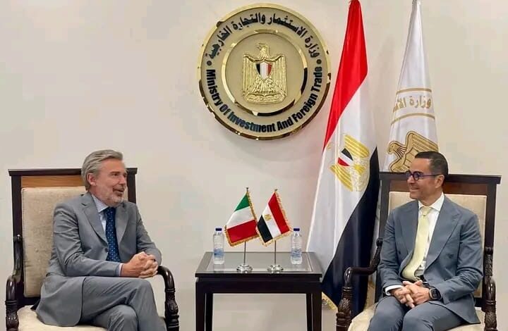 الاستثمار والتجارة الخارجية يلتقى سفير دولة إيطاليا بالقاهرة متابعة/فاتن الصعيدي استقبل المهندس حسن الخطيب وزير الاستثمار والتجارة الخارجية، السفير ميكيلي كواروني سفير دولة إيطاليا بالقاهرة حيث بحث اللقاء سبل تعزيز التعاون الاقتصادي المشترك وزيادة الاستثمارات الإيطالية في مصر في ضوء العلاقات الاستراتيجية المتميزة بين البلدين وأكد الوزير أن وزارة الاستثمار والتجارة الخارجية تولي اهتماما كبيرا بتوفير مناخ استثماري جاذب وتقديم التيسيرات للمستثمرين الايطاليين وتنفيذ خطة عمل متكاملة لفتح مجالات جديدة للاستثمارات الايطالية وذلك من خلال التواصل مع مجتمع الاعمال الايطالى لعرض فرص التعاون المشترك وتسهيل إجراءات الاستثمار وتقديم كافة سبل الدعم اللازم للمستثمرين الايطاليين خاصة في ضوء ما تشهده الفترة الحالية من توفير دعم غير مسبوق للقطاع الخاص وتشجيع الشركات الأجنبية لضخ مزيد من الاستثمارات في السوق المصري وأشار الوزير إلى قيام الدولة بإجراء العديد من الإصلاحات الإقتصادية خلال الفترة السابقة بهدف تهيئة بيئة ومناخ الأعمال وتبسيط الإجراءات الجمركية وتقليل زمن الافراج الجمركي بهدف التسهيل على المستثمرين لافتا الى القطاعات الاستثمارية التي تحظى باهتمام الجانبين والتى تشمل الاقتصاد الأخضر و تحلية المياة وإعادة التدوير والصناعات ذات الأولوية. ومن جانبه أعرب السفير ميكيلي كواروني سفير دولة إيطاليا بالقاهرة عن تقدير بلاده لجهود الحكومة المصرية الهادفة لتحسين مناخ الاستثمار مؤكدا أن التنسيق المستمر مع وزارة الاستثمار والتجارة الخارجية سيمهد الطريق لمزيد من التعاون وفتح فرص جديدة أمام المستثمرين الإيطاليين في السوق المصري خاصة في القطاعات ذات الأولوية للجانب الايطالى كما أشار كواروني إلى أن هناك العديد من الشركات الإيطالية والتى تتطلع للاستثمار في مصر في عدة مجالات كما اشاد بالاهتمام الذي توليه الوزارة بمتابعة الشركات الإيطالية القائمة في مصر معربا عن تطلعه لدراسة مدى إمكانية الإعداد لزيارة ترويجية إلى إيطاليا لعرض مستجدات بيئة ومناخ الأعمال في مصر والفرص الاستثمارية