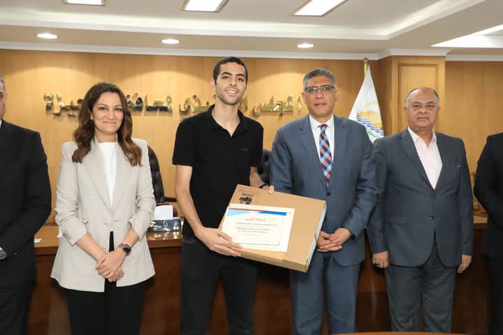محافظ الجيزة يُكرِّم أوائل الثانوية العامة والدبلومات الفنية من أبناء المحافظة