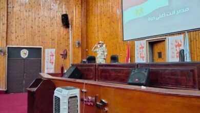 تنفيذاً لبروتوكول التعاون بين قيادة قوات الدفاع الشعبى والعسكرى ووزارة التعليم العالي ٩٠٧١ طالبة بجامعة سوهاج إجتزن دورات التربية الوطنيه* قال الدكتور حسان النعماني رئيس جامعة سوهاج انه تنفيذاً لبروتوكول التعاون الذي تم توقيعه بين قيادة قوات الدفاع الشعبى والعسكرى ووزارة التعليم العالي والبحث العلمي، في فبراير الماضي، نفذت الجامعة عدد من دورات التربية الوطنية للطالبات، والتي تهدف الي تعميق روح الولاء والإنتماء لديهن وتعريفهن بحجم التحديات التي تحيط بالدولة المصرية، حيث إجتزن الدورات ٩٠٧١ طالبه بالفرق الأولى من مختلف الكليات، وشملت الدورات محاضرات نظرية، إلى جانب أنشطة ثقافية وزيارات ميدانية للمشروعات القومية والمواقع التاريخية، وذلك تحت إشراف القوات المسلحة. وأكد النعماني على ان هذه الدورات ساعدت الطالبات على بناء شخصيات قوية ومنضبطة، مع تعزيز شعورهن بالمسؤولية الوطنية، وإطلاعهن على الدور الذى تقوم به الدولة المصرية فى مختلف المجالات للحفاظ على مكتسباتها وأمنها القومى، الي جانب تعزيز وعيهن بأهمية الدفاع عن الوطن ودور القوات المسلحة في حماية البلاد، حيث قدمت الدورات مجانا بالكامل دون أي رسوم. وأضاف المقدم أحمد صفوت مدير إدارة التربية العسكرية بالجامعة ان الدورات شملت مجموعة من الأنشطة التعليمية والتدريبية التي تركز علي تعلم الأساسيات الحياتية مثل الانضباط والتنظيم والعمل الجماعي، موضحا انه اجتاز ٩٠٧١ طالبه خلال الدورات التي تم تنفيذهم خلال ٤ شهور من مارس وحتي شهر يونيه ٢٠٢٥، موضحا انه جاري استكمال الدورات لباقي الطالبات بالفرق الاولي.