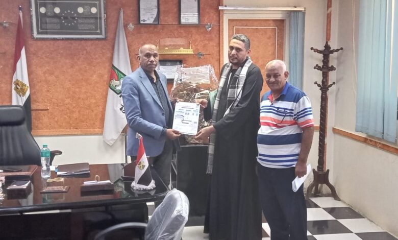 " علاء شعراوي " يقوم بنسليم نماذج التصالح الخاصة بمخالفات البناء لمن أستوفوا الاشتراطات المطلوبة