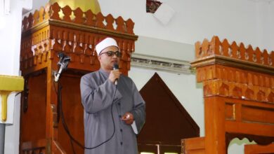 محافظ سوهاج يؤدي صلاة الجمعة بمسجد الشرطة