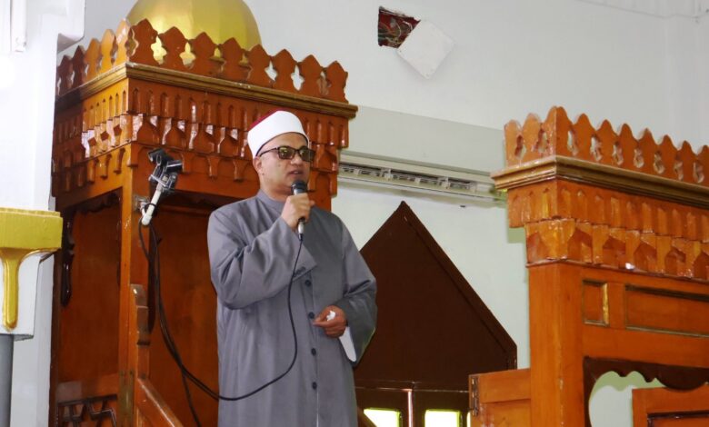 محافظ سوهاج يؤدي صلاة الجمعة بمسجد الشرطة