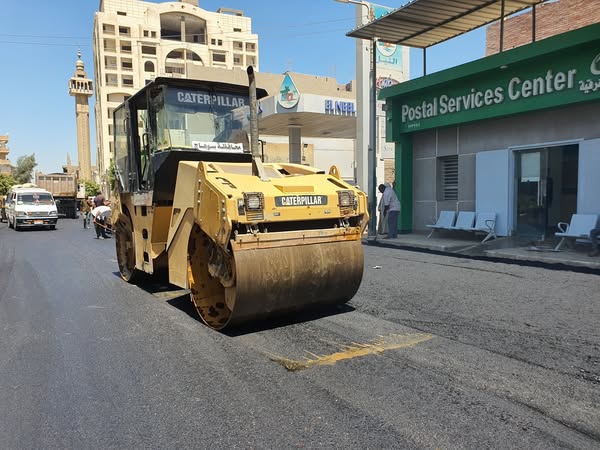 ممدوح عباس : لليوم الثاني علي التوالي إستمرار إعادة رصف مدخل قرية جهينة الشرقية .