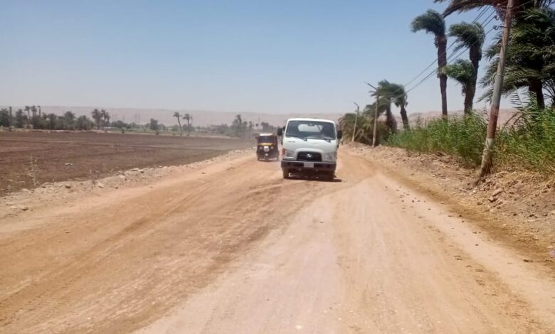 الشطورى يتابع أعمال تمهيد وتسوية الطرق الداخلية بمجلس قروى شطورة ونزلة القاضى وبنجا بمركز طهطا