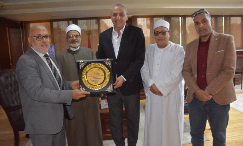 محافظ الغربية يستقبل وفدًا من المنظمة العالمية لخريجي الأزهر بالغربية