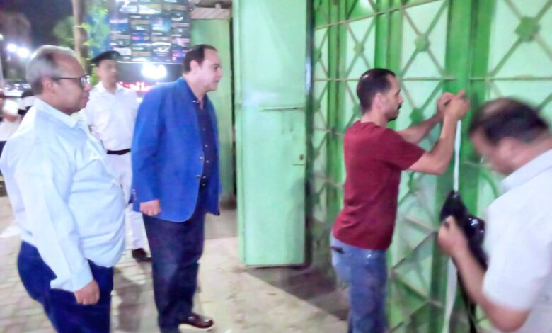السكرتير العام والمساعد يقودان حملة مكبرة بحي شرق سوهاج لمتابعة تطبيق المواعيد الصيفية لفتح وغلق المحال التجارية