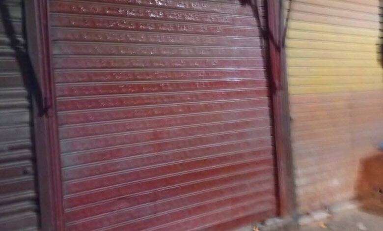 المهندس أحمد حسن سنجر يتابع تطبيق قرارات غلق المحال التجارية والورش والكافيهات بمدينة طما