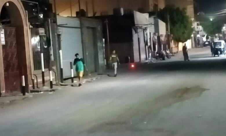 الشطورى يتابع تطبيق قرارات غلق المحال التجارية والورش والكافيهات بمدينة طهطا