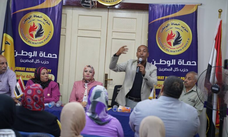 حماة الوطن بسوهاج ينظم ندوة تثقيفية عن حروب الجيل الرابع والخامس وأثرها على الأمن القومى المصرى أمين الإعلام خالد عبد المجيد برعاية الدكتور مختار همام مرسي امين حزب حماة الوطن بسوهاج وإشراف المحاسب كمال شلبي امين التنظيم نظمت أمانتا الثقافة والفنون برئاسة الدكتورة نسمه عبدالرؤوف حافظ ابوشنب وأمانة التنمية البشرية برئاسة الدكتور الفنجري غلاب ندوة تثقيفية حول حروب الجيل الرابع والخامس وأثرها على الأمن القومي المصري وذلك بحضورالامناء المساعدين الاستاذ عاطف القلاوي والاستاذ علاء زيدان وأمينة المرأة الاستاذة الدكتوره صباح صابر ولفيف من قيادات وأعضاء الحزب. بدأت الندوة بكلمة لأمينة الثقافة والفنون رحبت فيها بالحضور ثم تناولت موضوع حروب الجيل الرابع والفرق بينها وبين الحروب التقليدية موضحة آثارها السلبية على الأمن القومي المصري ودور كل فرد من أفراد الوطن في مواجهة مثل هذا النوع من الحروب . كما أكدت على أن المسئولية مشتركة بين مؤسسات الدولة المصرية والمواطن المصري كل في موقعه وان مصر محفوظة بقيادتها الرشيدة وبوعي شعبها من جهته تناول الدكتور الفنجري غلاب مفهوم حروب الجيل الرابع والخامس وعلاقتها بالصراعات الدولية متحدثا عن آليات الحروب الحديثة في الجيل الرابع والخامس من حيث الإعلام الالكتروني والإرهاب والجماعات المسلحة والمعارضة في الخارج والشائعات وغيرها من آليات حروب الجيل الرابع والخامس. وأشار فى كلمته إلى مكانة مصر الدولية والإقليمية والمؤامرات التي تحاك ضد الدولة المصرية وأكد على أهمية تكاتف كافة الجهود لمواجهة هذه الحروب الموجهة ضد الشعوب والتي تهدف إلى إسقاط الدول من الخارج. وأكدت الدكتورة صباح صابر على أن دور حزب حماة الوطن بسوهاج لا يقتصر على نشر الوعى السياسي فحسب بل يهتم بكل النواحي الاجتماعية والاقتصادية والسياسية ،كما يهتم بصقل مهارات الشباب. يأتى ذلك ضمن السياسة العامة للحزب والدور التوعوى الذى يقوم به فى نشر الوعى السياسي والثقافى