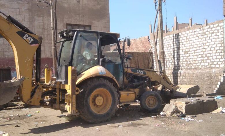 رئيس المركز حمله نظافه مكبره ورفع الاتربه والمخلفات من شوارع وطرق وميادين اخميم تنفيذا لتوجيهات السيد اللواء دكتور عبد الفتاح سراج محافظ سوهاج بشأن تكثيف حملات النظافة ورفع كفاءة وجودة الطرق وتحسين المظهر العام وجه السيد المهندس /على محمد بهنس رئيس المركز قطاع النظافة بمدينة أخميم بتكثيف حملات النظافة ورفع الأتربة والمخلفات بشوارع وميادين أخميم ، تضمنت ميدان الري ، ميدان الشيخ ابو عبد اللاه ،ميدان مبروك ،شارع السيما . وأكد👈 رئيس المركز على تواصل العمل على مدار اليوم لرفع الأتربة والمخلفات وإزالة الاشغالات وتمهيد وتسوية الطرق وإبراز المظهر الجمالي لمركز ومدينة أخميم.